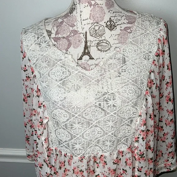 Torrid Cream Pink Floral and Lace Blouse 0 - Picture 2 of 5